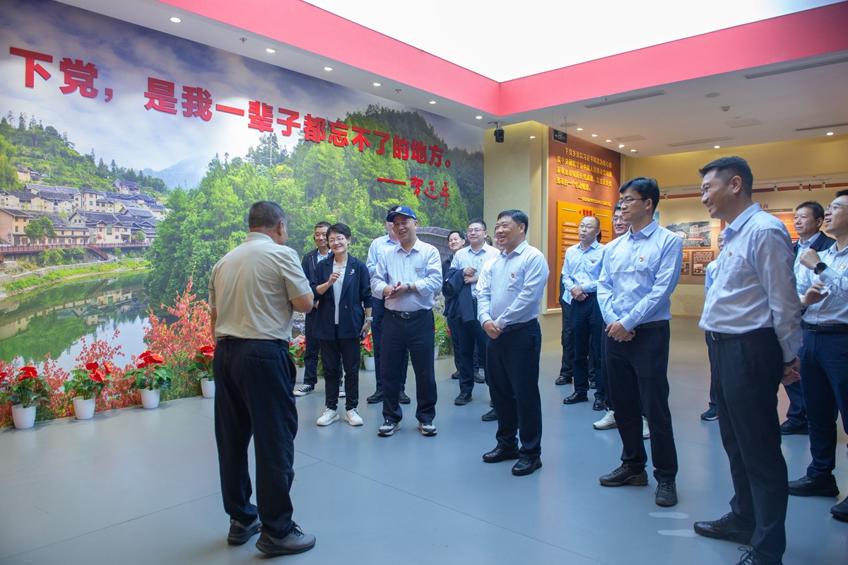 图为福建公司在宁德下党乡召开学习教育读书班