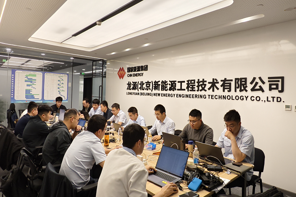 【集团格式】图为龙源电力业务专家正在标注高质量数据集