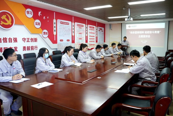图为全国最美志愿者陈奇峰开展传承雷锋精神宣讲