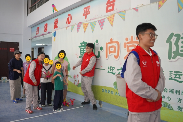 图为青年志愿者与孩子们开展趣味活动