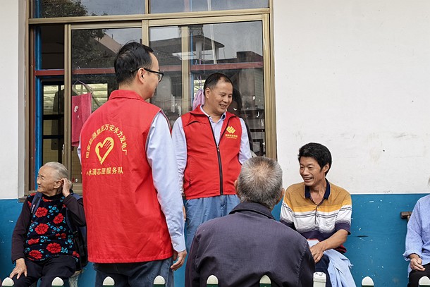 5图为志愿者与安置点村民亲切交流_副本