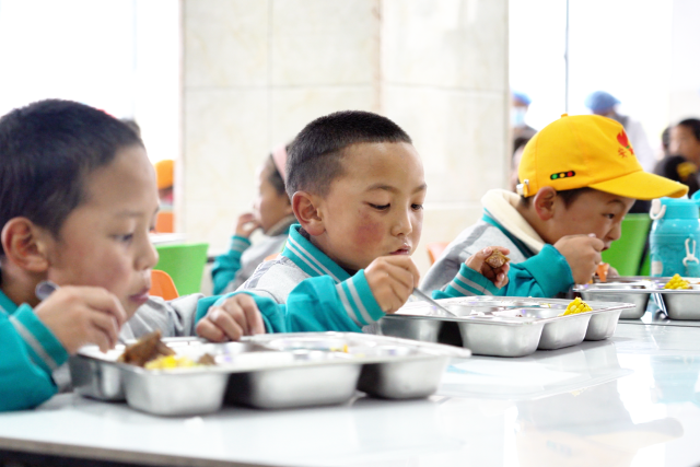 图为学生们正在享用午餐
